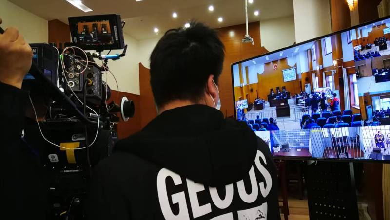 AI生成VS人工创意——华宁县广告片拍摄公司的技术浪漫主义实践